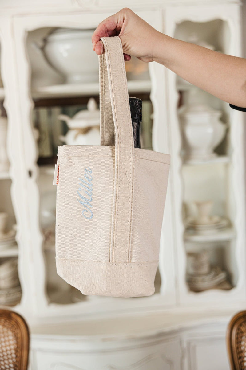 Personalized wine tote bag with embroidered monogram, ideal gift for parties or weddings.