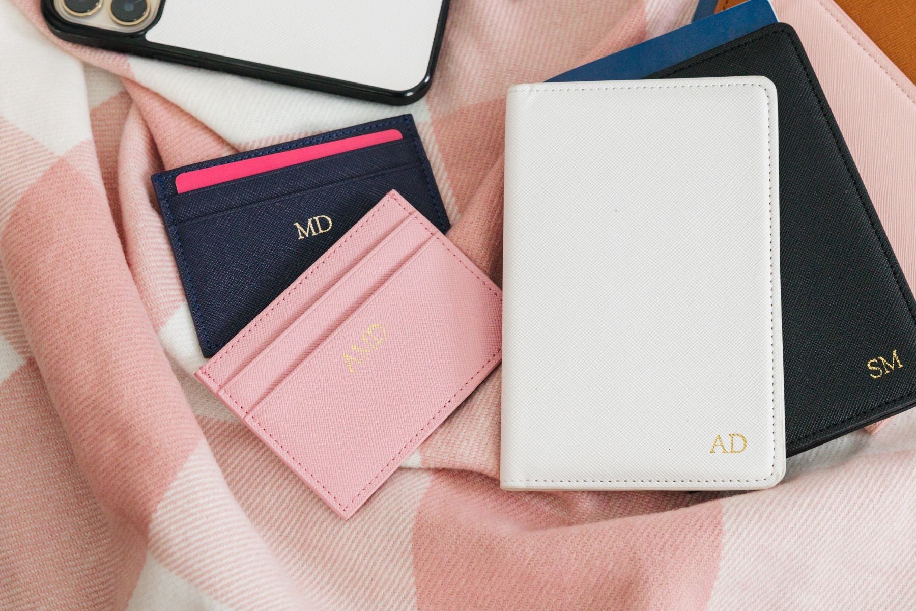 Leather cardholders customized with golden monograms
