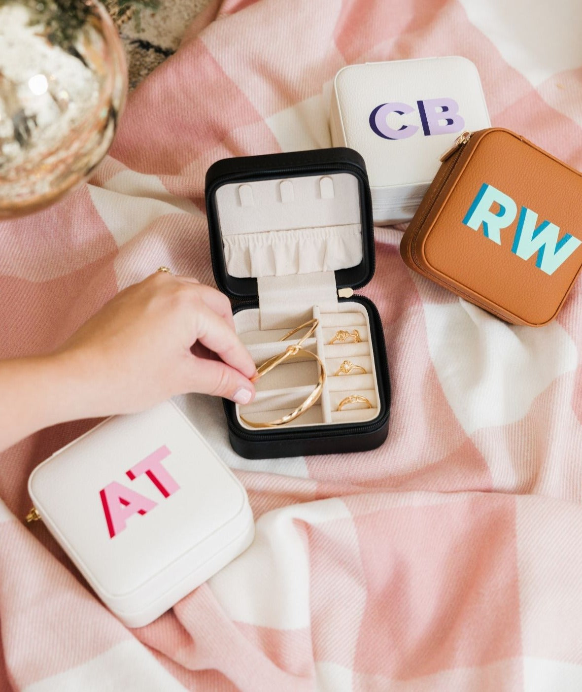  Personalized Shadow Initial Travel Jewelry Organizer, Monogram  Custom Leather Case for Bridesmaid, Mother's Day, Birhday, Christmas Gift  Box, Holder for Women Girls Bachelor Party (White) : Clothing, Shoes &  Jewelry
